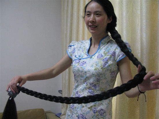 Liu Chun shew her 2.3 meters long hair