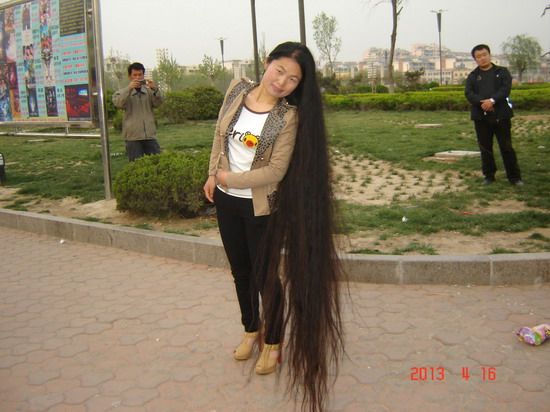 Long hair ladies walked on Juancheng's street