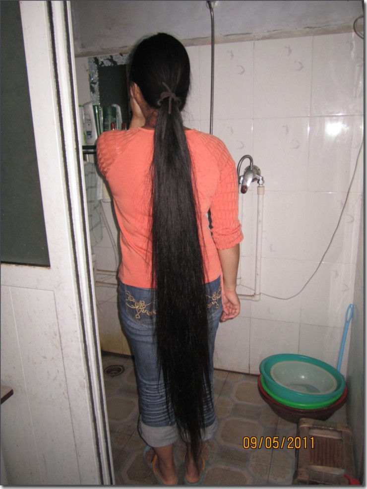 haifeng's wife has calf length long hair