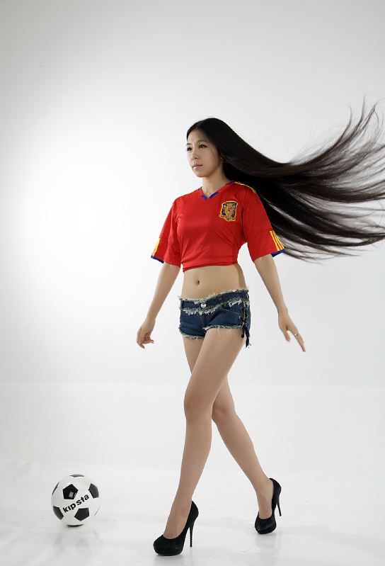 Yang Chunyue act as football model