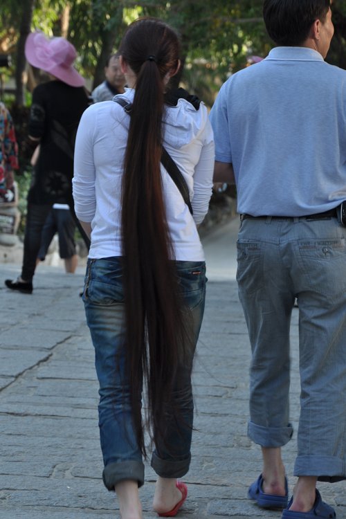 Super long ponytail travell in park