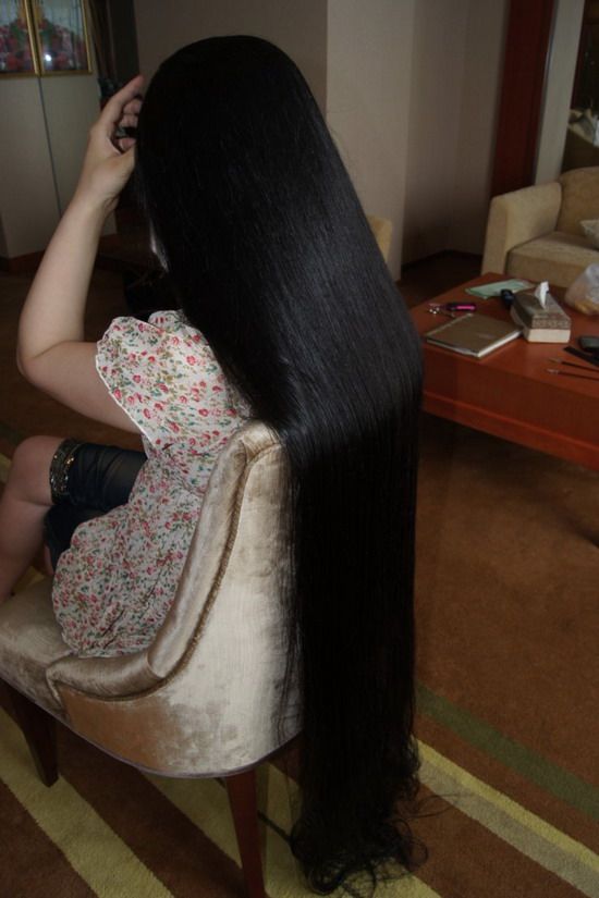 Gao Shuang wash her beautiful long hair