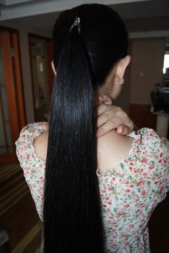 Gao Shuang wash her beautiful long hair