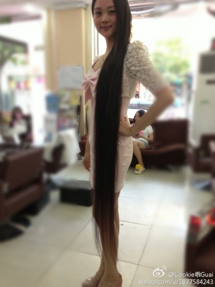 Di Lingchong trimmed her long hair to knee length