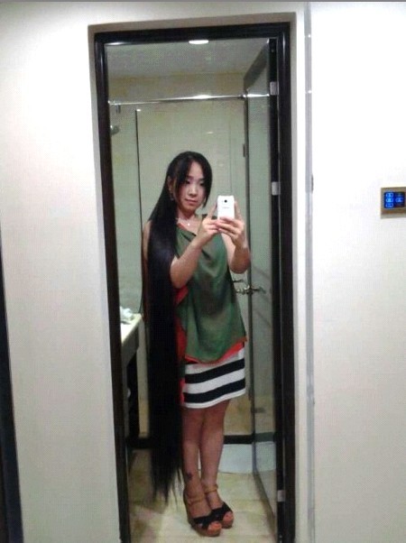 Chen Juan from Changsha take long hair photos by herself