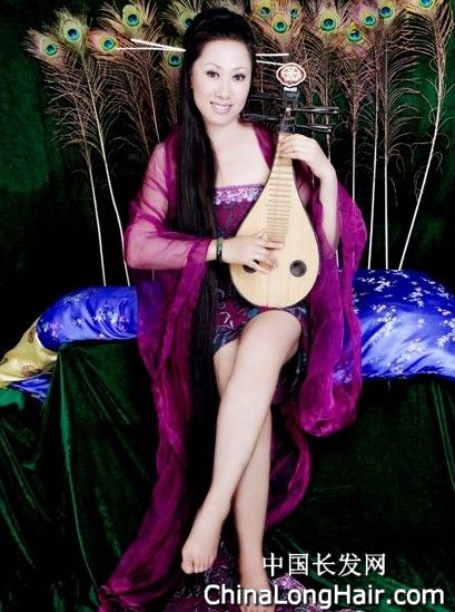 Long hair lady play Chinese traditional musical instrument