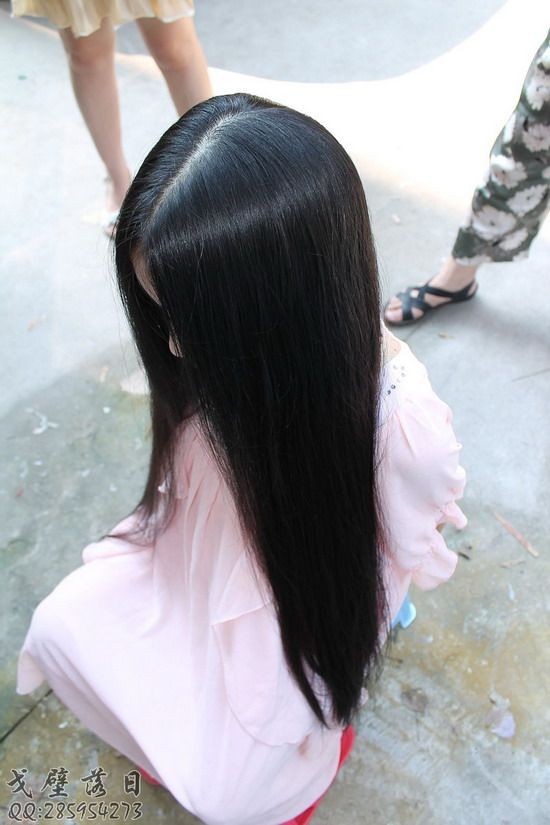 Young girl from Henan province has 90cm long hair