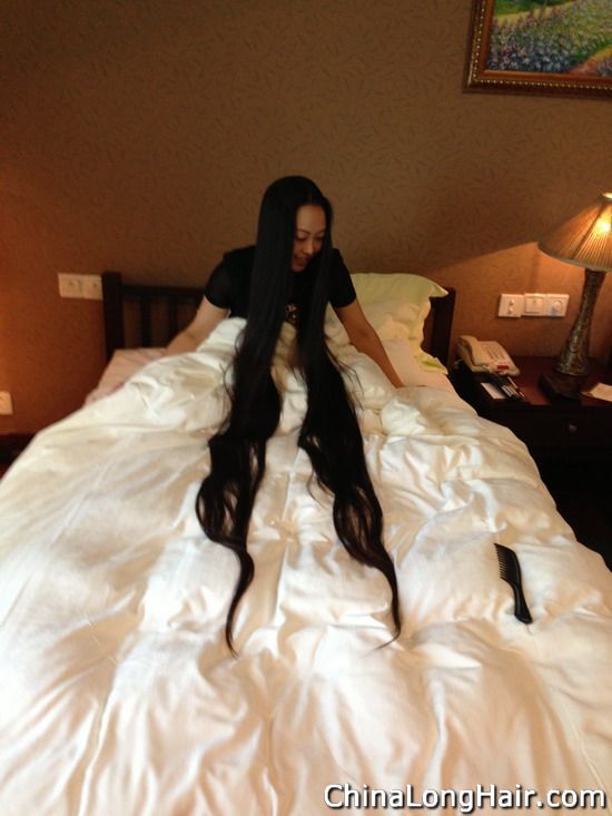 Fan Suying took long hair photos in hotel when travelled to Guangdong