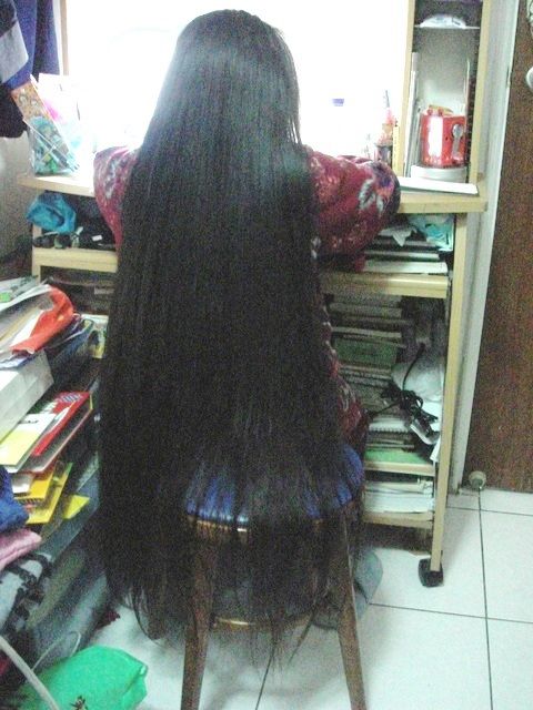 Little girl from Taiwan never cut her long hair since she was born