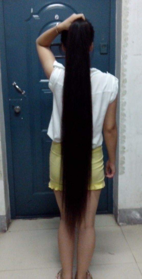 Her long ponytail reach knee length
