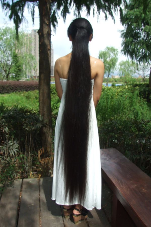 Girl from Wenzhou made long ponytail to braid