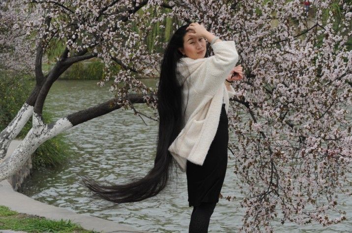 Gao Shuang shew her super long hair