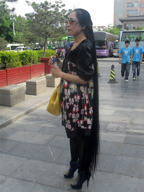 Is this super long hair girl also Tang Fei?