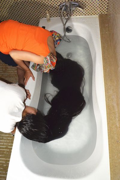 Pan Yongyan and her friend wash long hair together