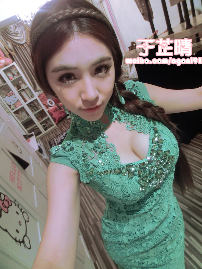 Sexy long braid girl Yu Zhiqing in jade clothes