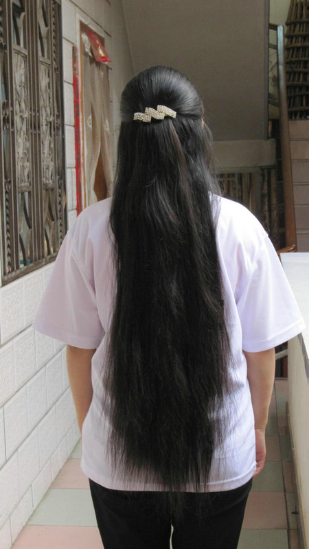 Girl from Yunnan has thick waist length long hair - [ChinaLongHair.com]