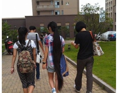University student from Wenzhou has calf length long hair