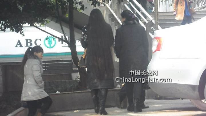 Streetshot of knee length long hair by lantianbaiyun