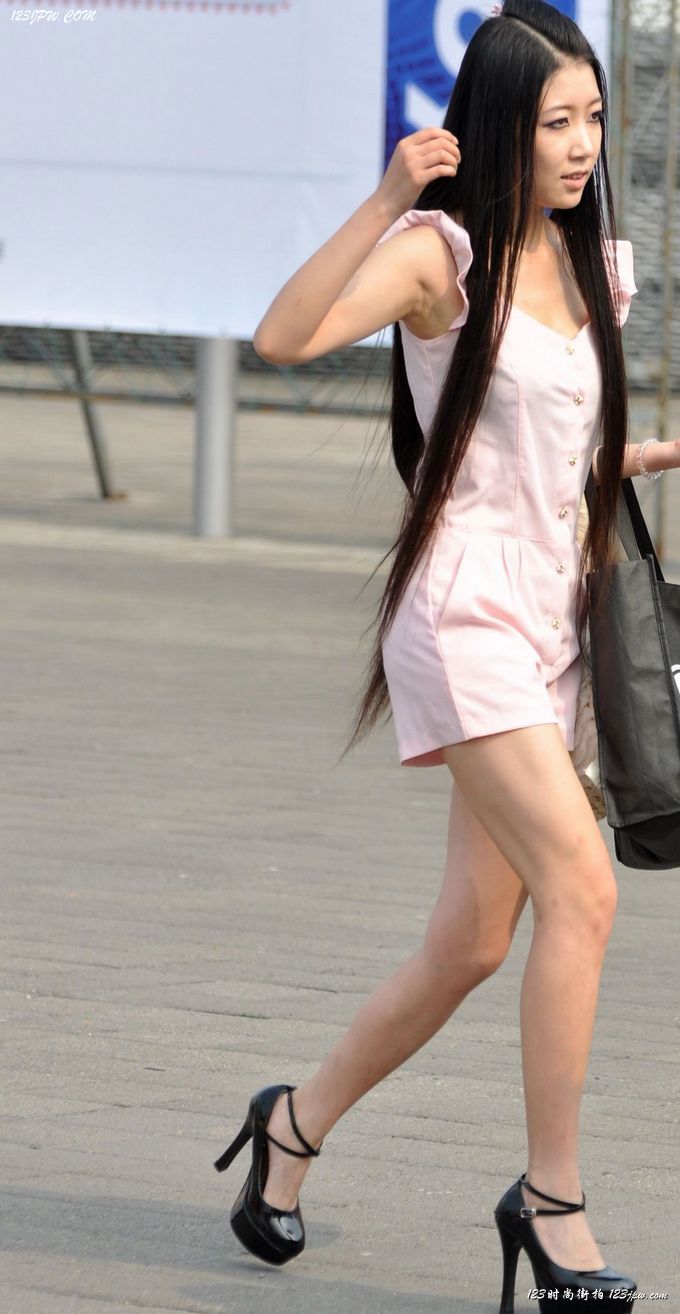 Lu Xiaoyu wear long hair and short skirt