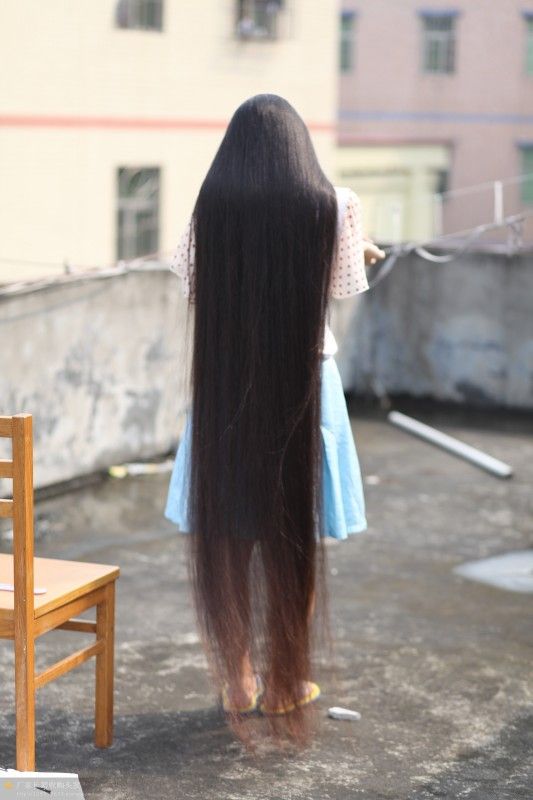 Very beautiful long hair girl on roof - [ChinaLongHair.com]