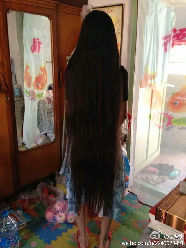 Liang Xinshui from Beijing has calf length long hair