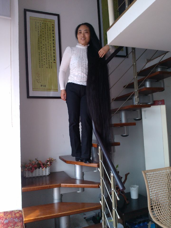 Qi Liping stood on stairs