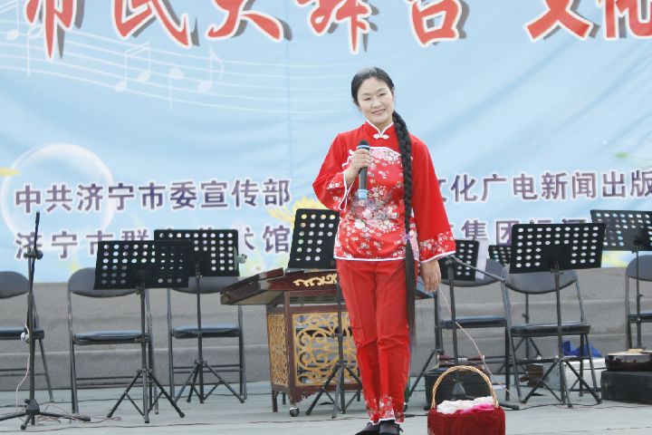 qiusi sang on stage
