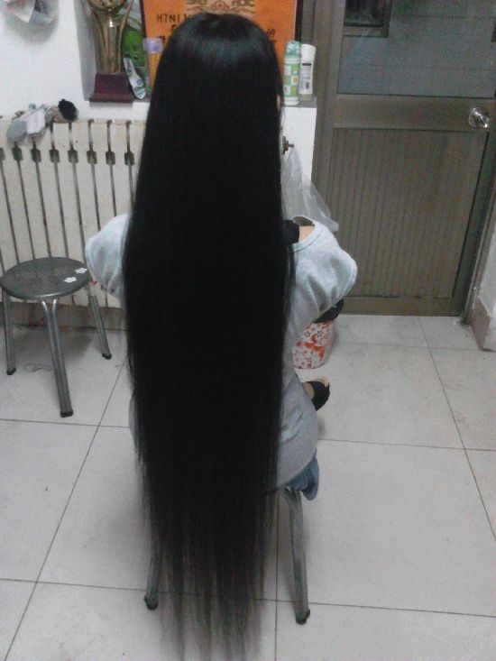University student has 1.3 meters long hair