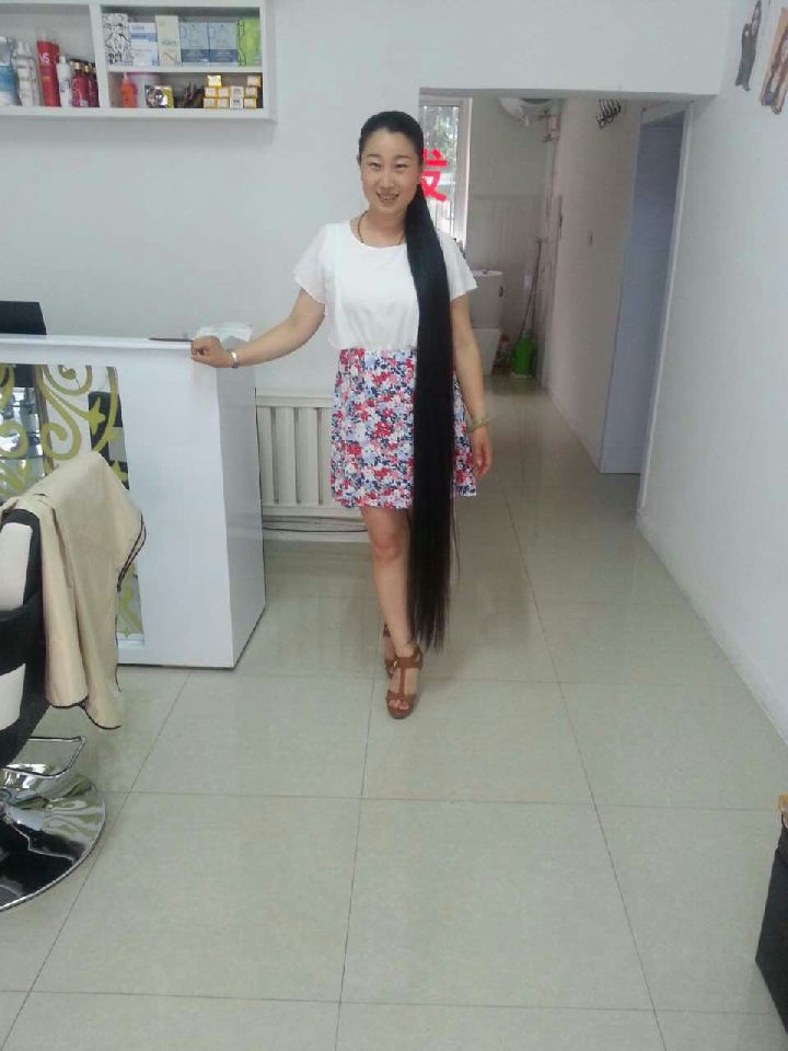 Gao Shuang trim her floor length long hair