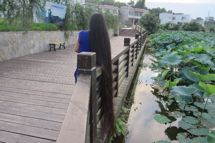 Li Jianying grows her long hair to 1.95 meters now