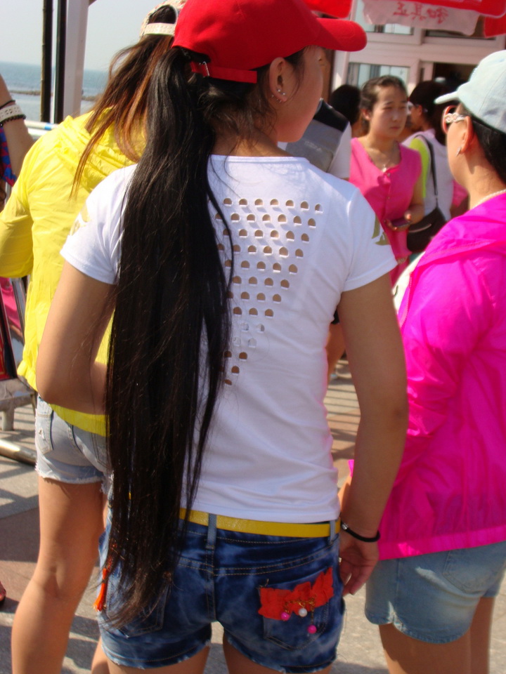 Streetshot of 2 long hair in travell by lvbuwei