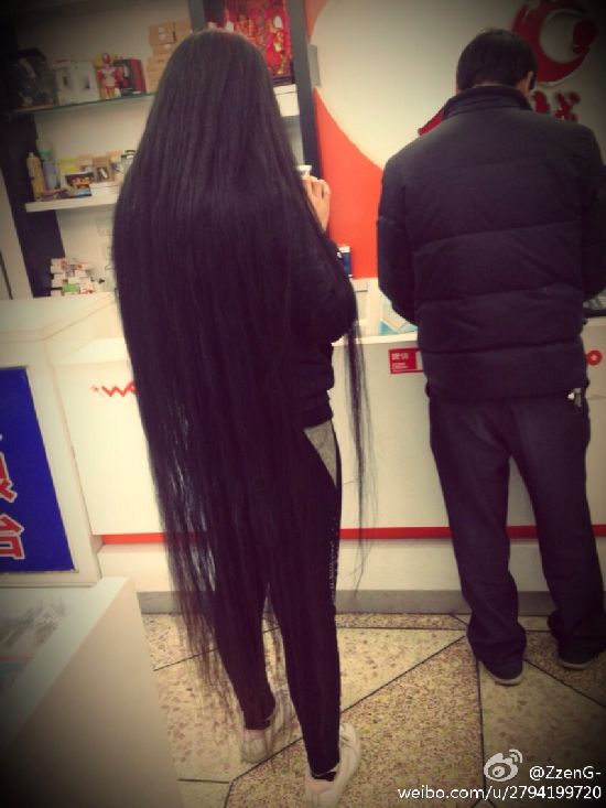 Super long hair lady went shopping just after shampooing
