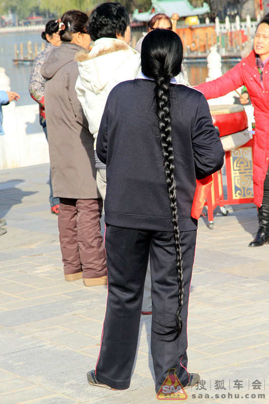 Long braid lady went out to watch Spring Festival show