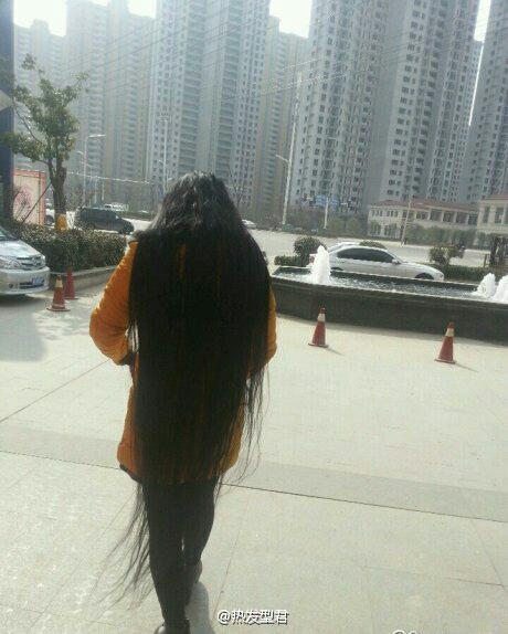 Super long hair lady went shopping just after shampooing-2