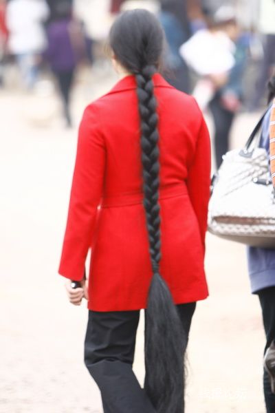 Streetshot of 2 long braid ladies