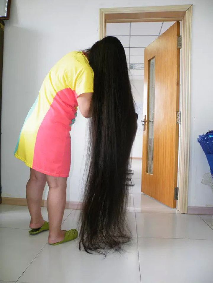 Floor length long hair beyond 1.55 meters