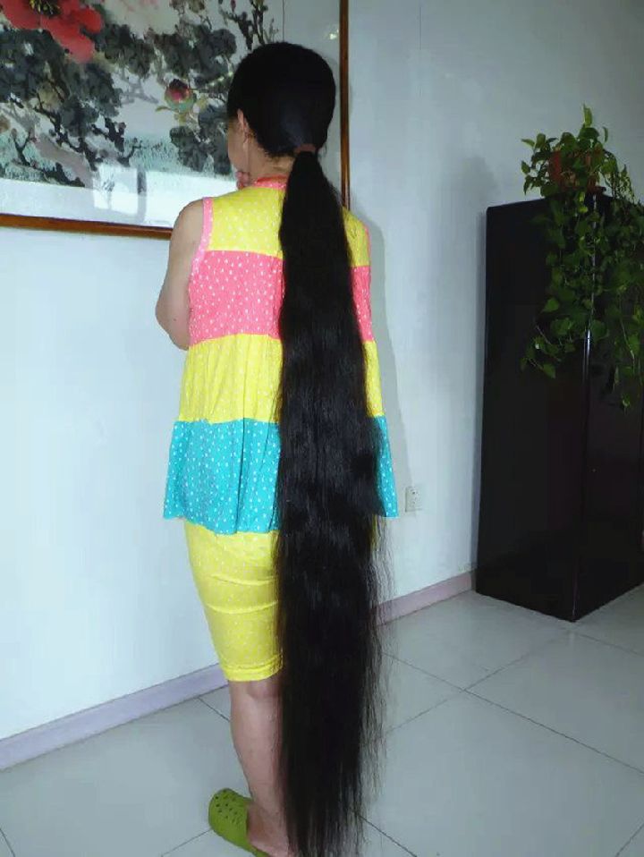 Floor length long hair beyond 1.55 meters