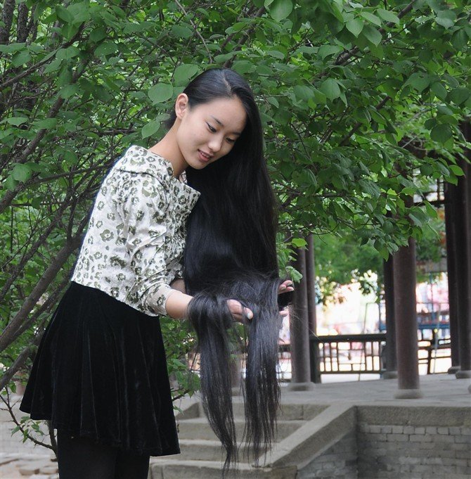 Beautiful Guo Xiaoliu has knee length long hair