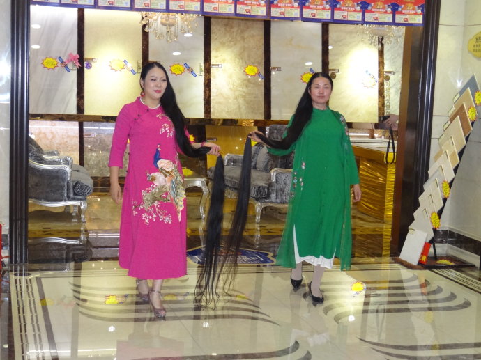 7 ladies shew super long hair in Jining