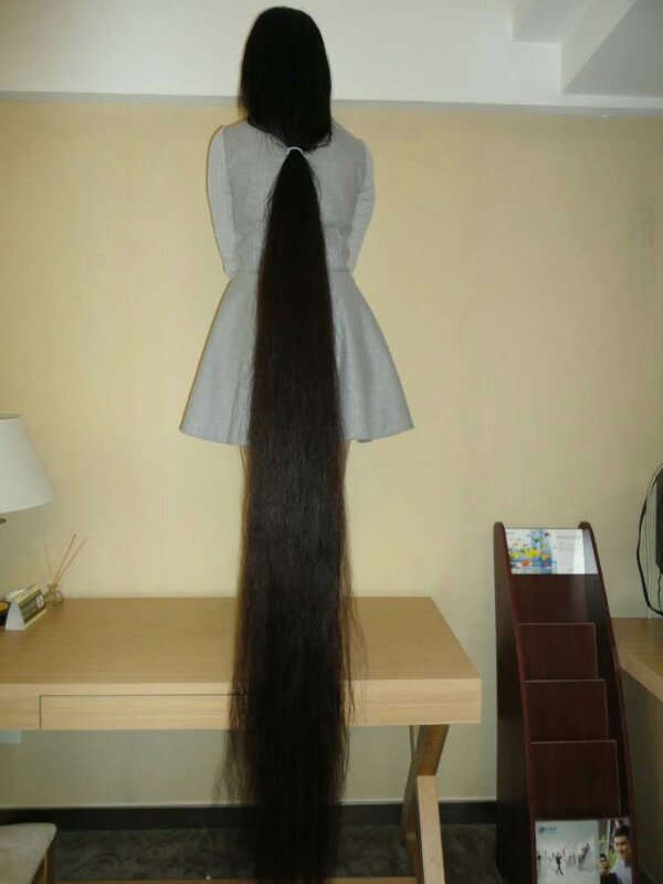 2 meters long hair lady stand on table