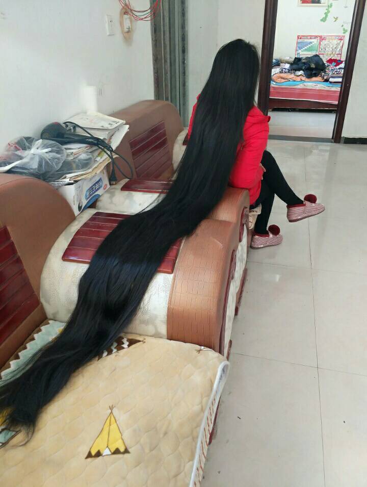 2 meters long hair lie on sofa