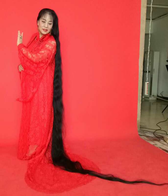 Gao Junying has 3 meters long hair