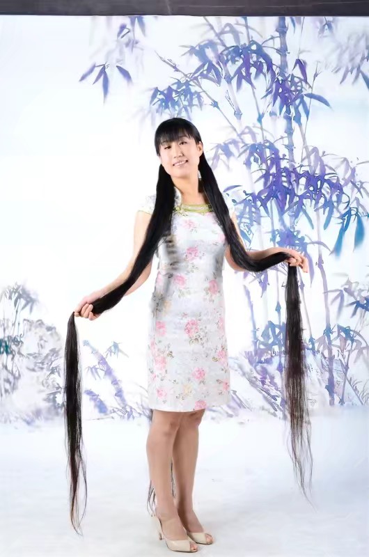 She holds 2 meters long hair
