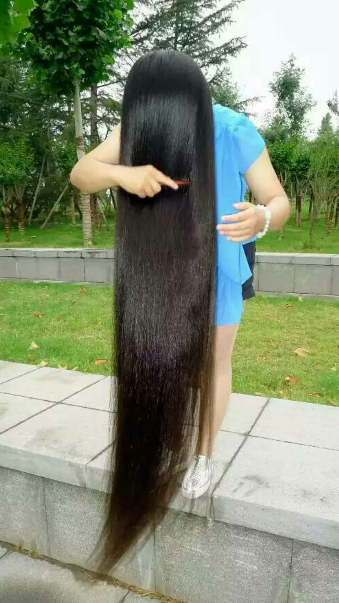 yezi from Zhengzhou has floor length long hair