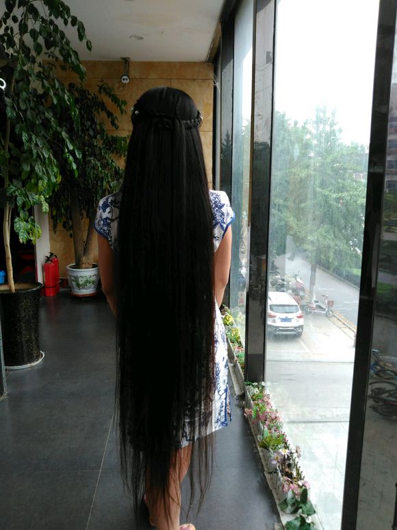 Girl from Zhengzhou has floor length long hair