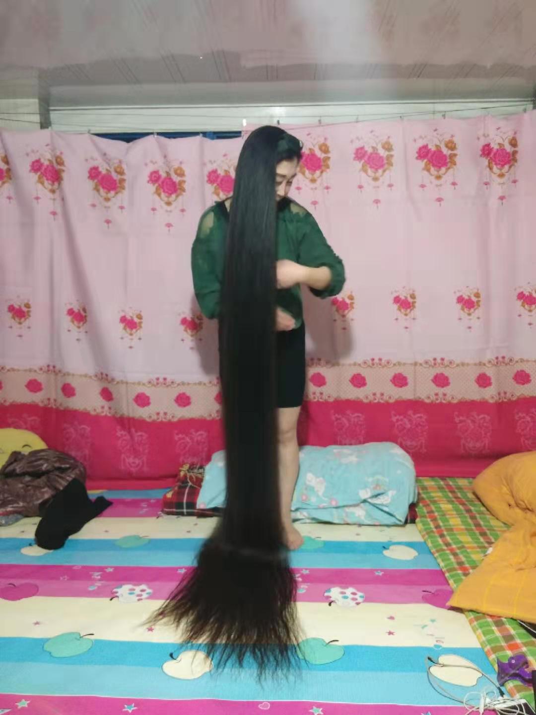 2 meters long hair on bed